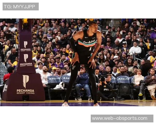 米奇约翰逊赞文班表现全面弗拉格实力令人瞩目 米奇约翰逊赞文班表现全面弗拉格实力令人瞩目