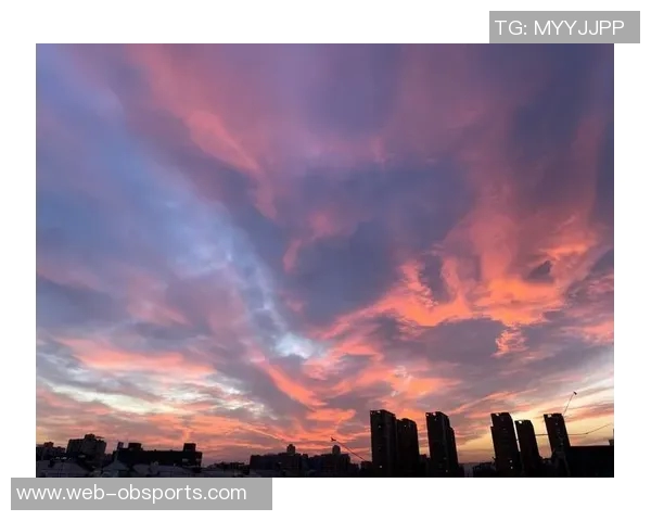 西部天空的色彩变幻与自然之美的深刻探索